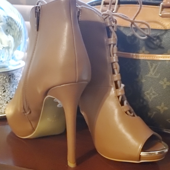 Shoes - Picture 8 of 8